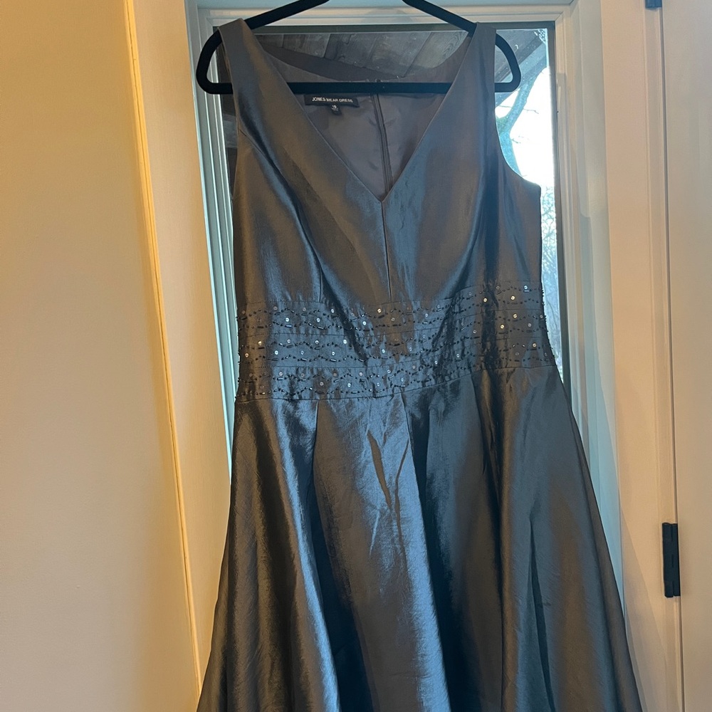 Jones Gray/Silver Sleeveless Elegant Evening/Party/Wedding Guest Dress